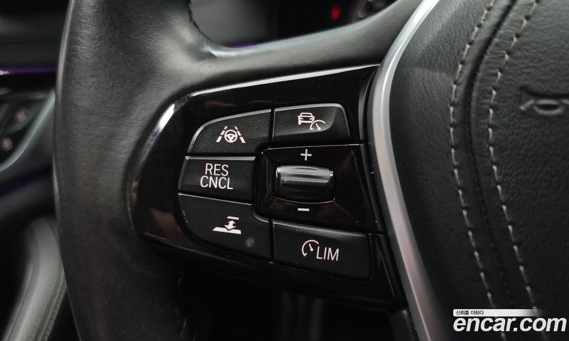 BMW 5-Series (G30) фото 30