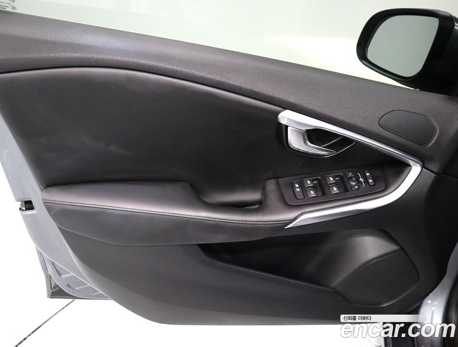 Volvo V40 фото 8
