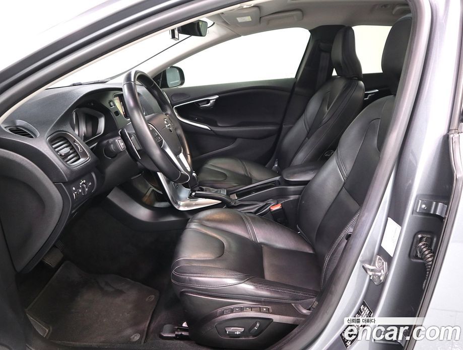 Volvo V40 фото 9