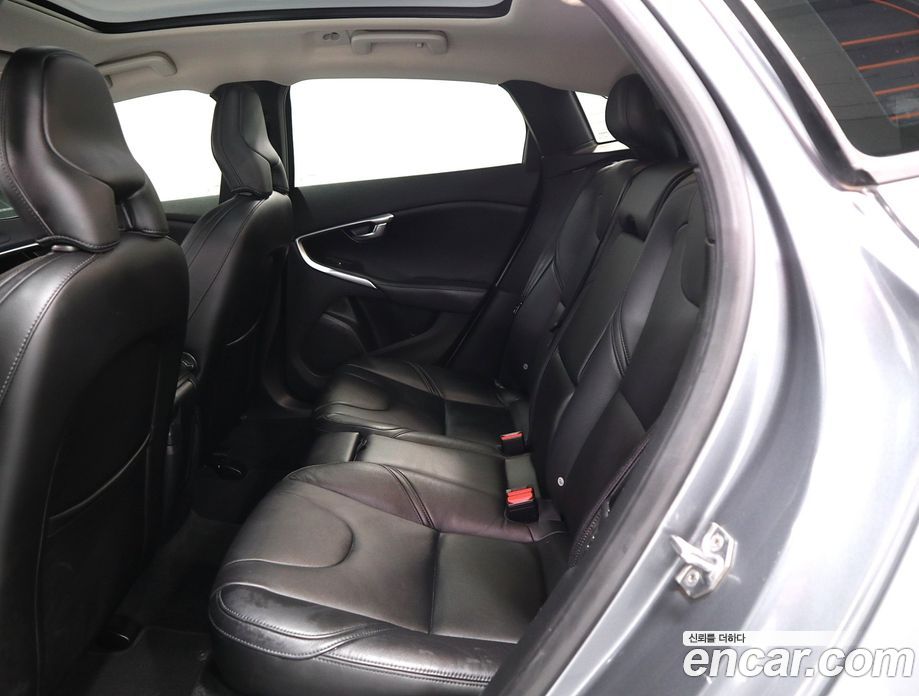 Volvo V40 фото 10