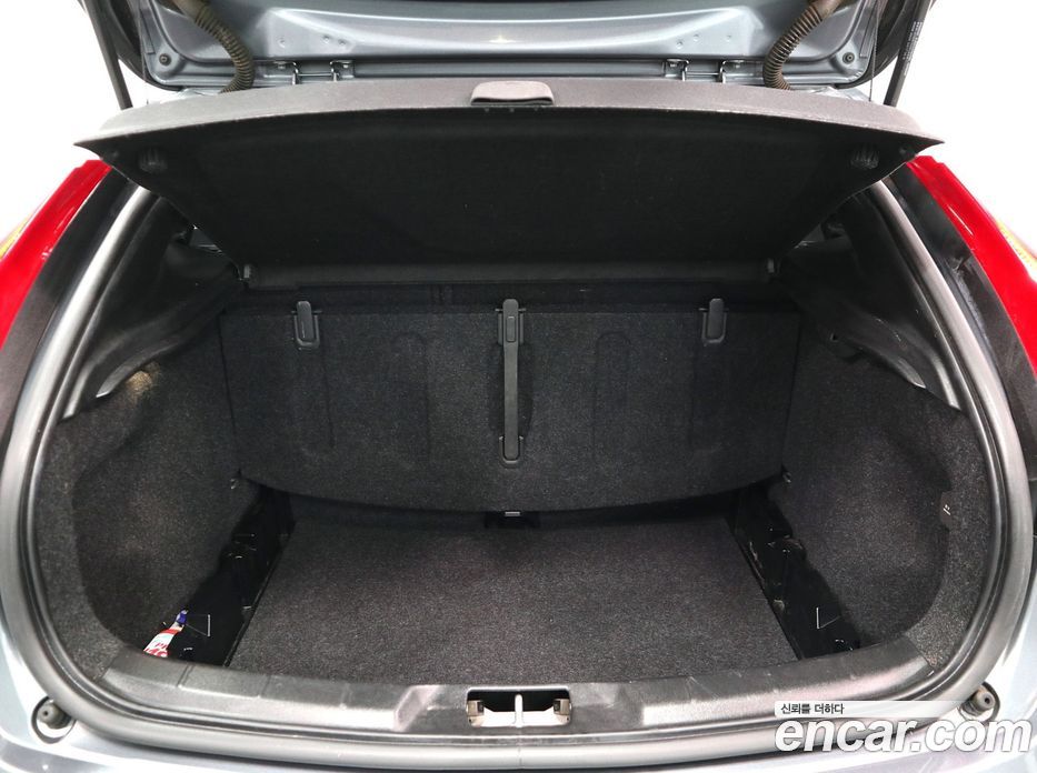 Volvo V40 фото 18