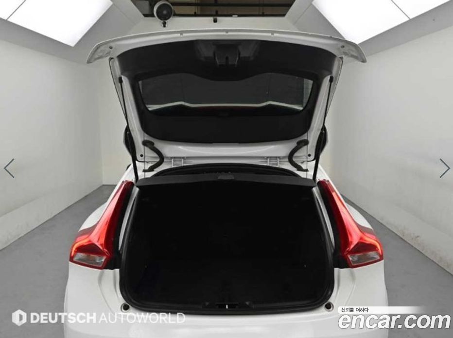 Volvo V40 фото 19