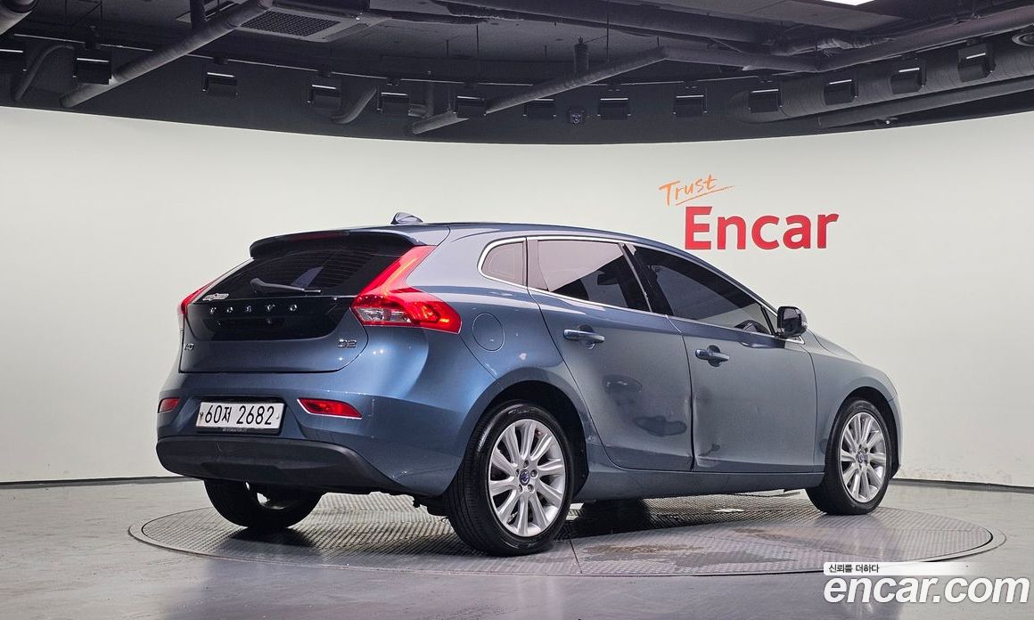 Volvo V40 фото 2