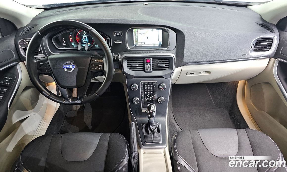 Volvo V40 фото 7