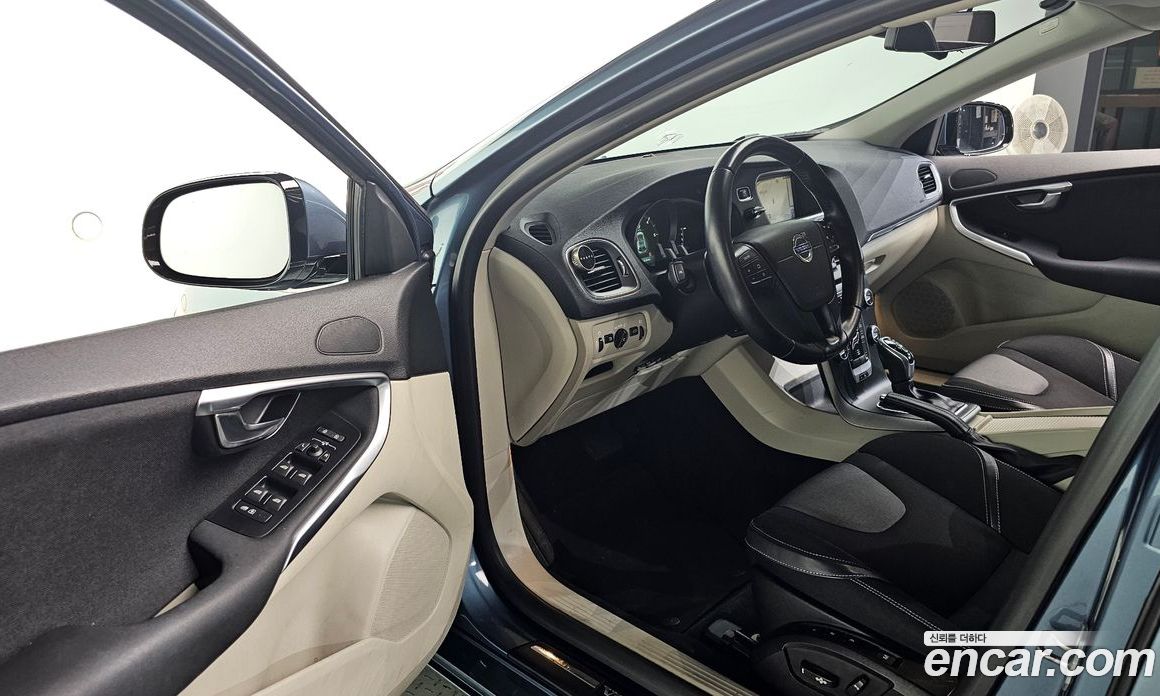 Volvo V40 фото 10