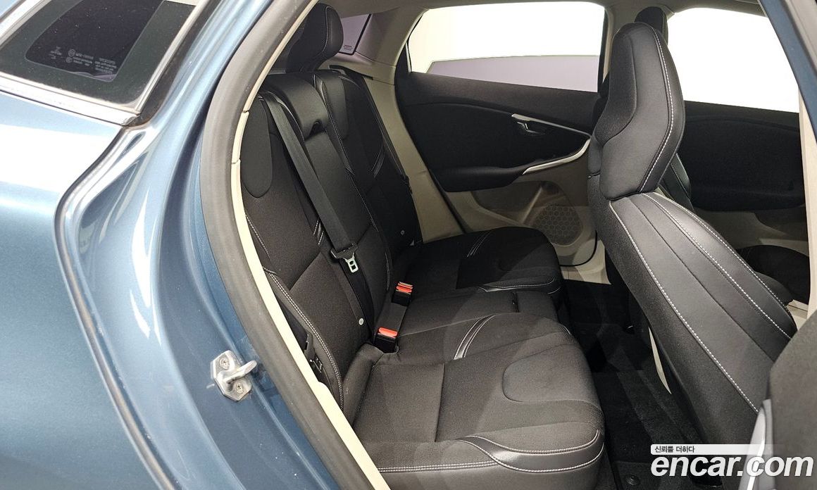 Volvo V40 фото 11