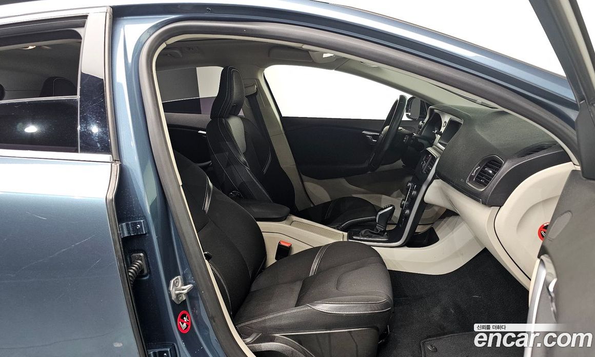 Volvo V40 фото 12