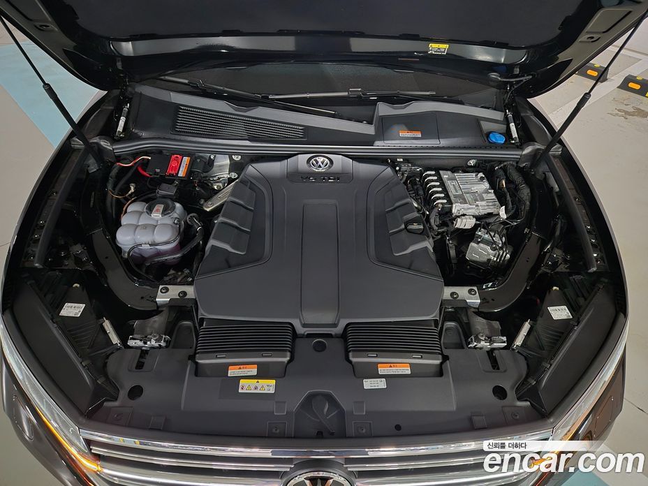 Volkswagen Touareg 3rd Gen фото 6
