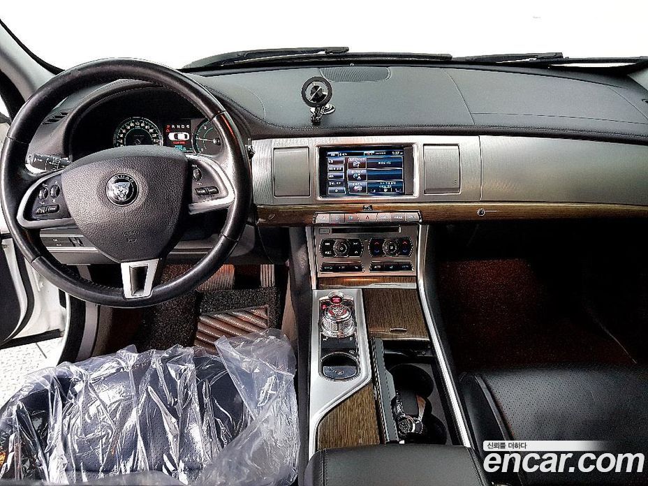Jaguar XF New фото 5