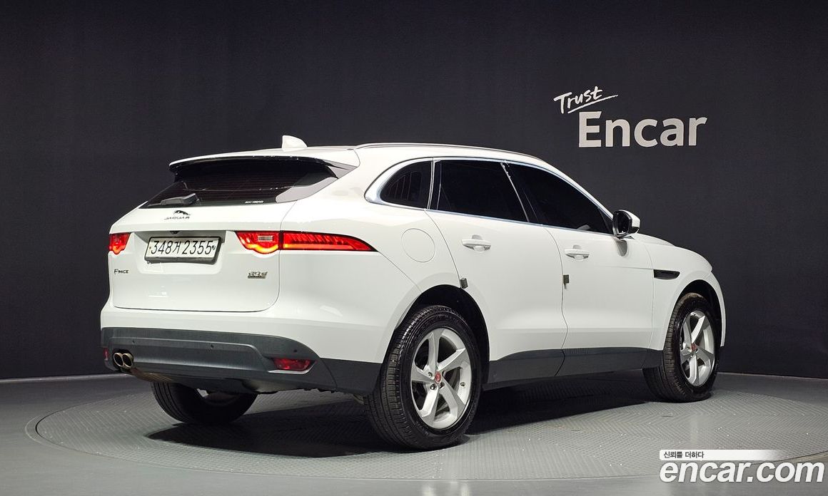 Jaguar F-PACE фото 2