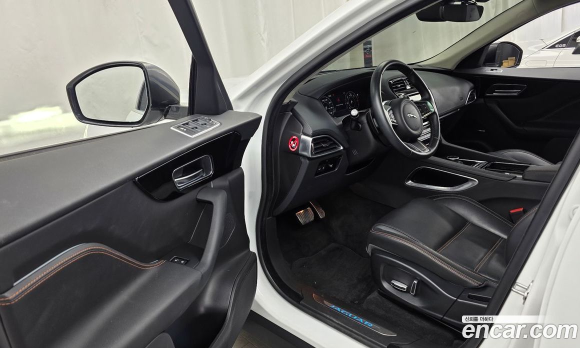 Jaguar F-PACE фото 10