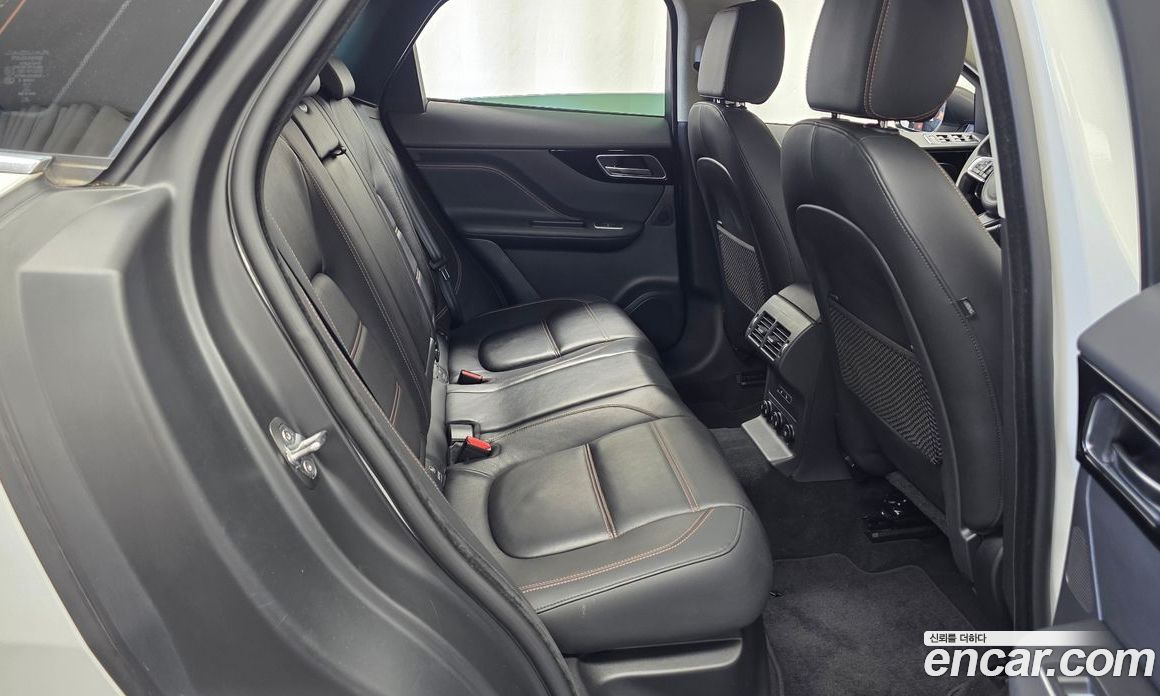 Jaguar F-PACE фото 12