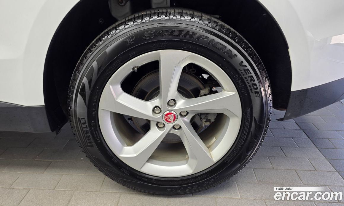 Jaguar F-PACE фото 21
