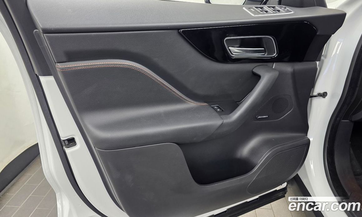 Jaguar F-PACE фото 24