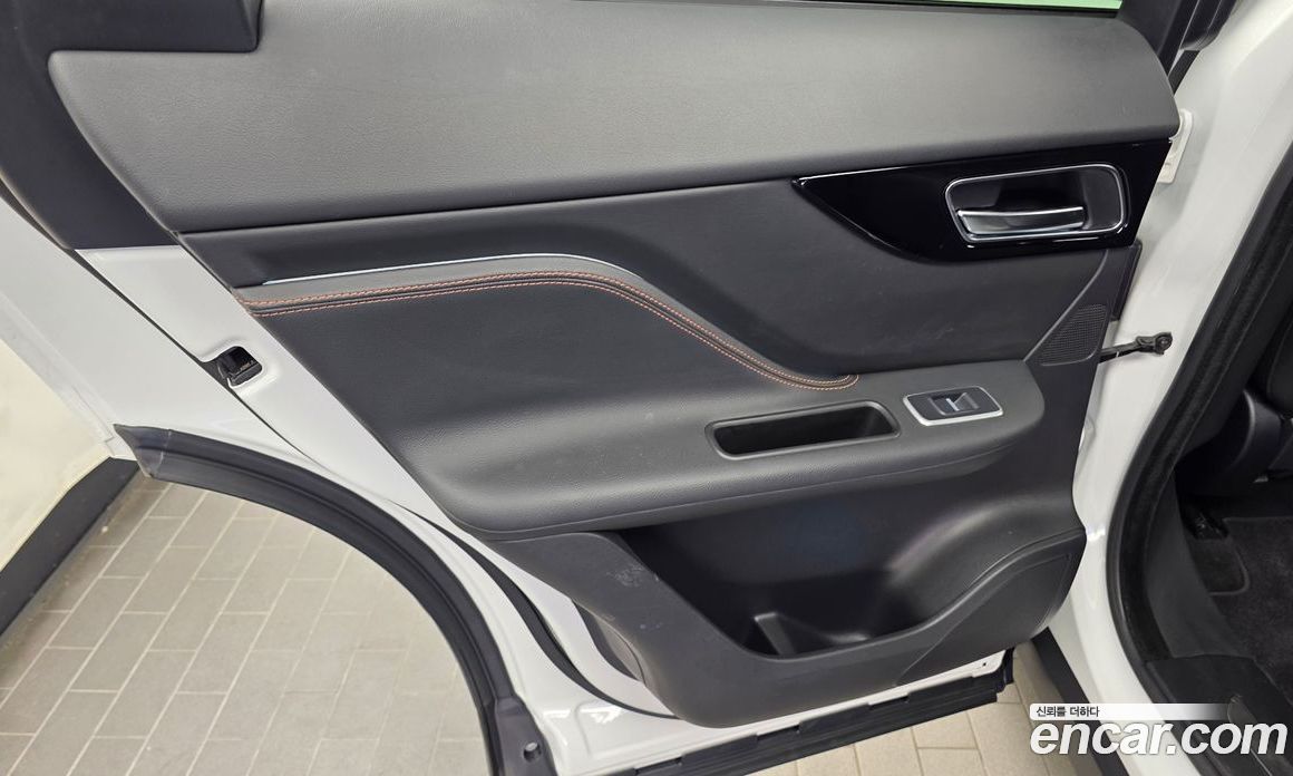 Jaguar F-PACE фото 25
