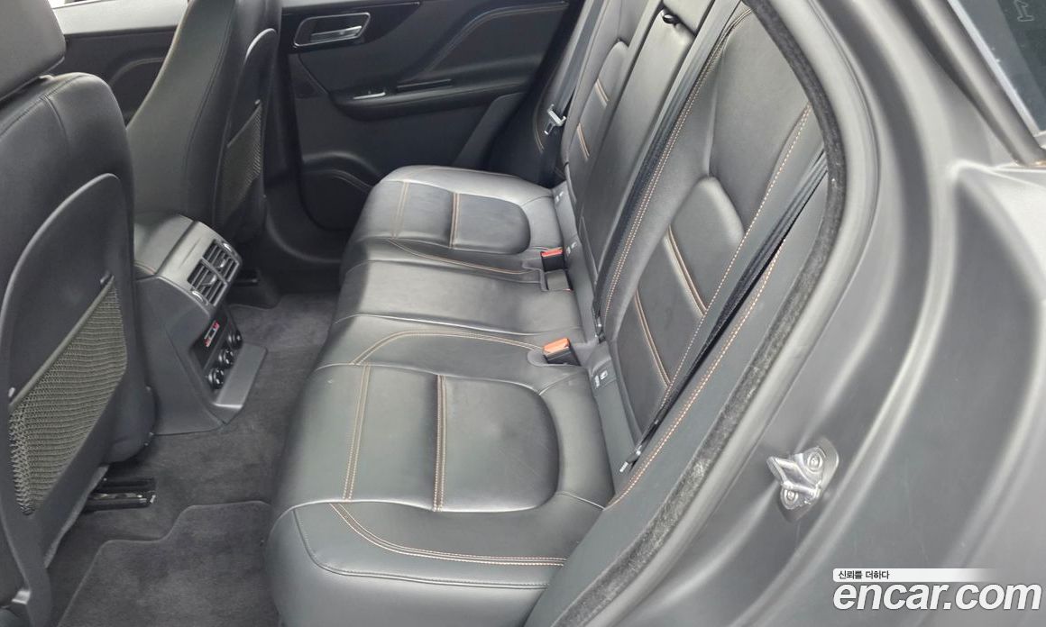 Jaguar F-PACE фото 26