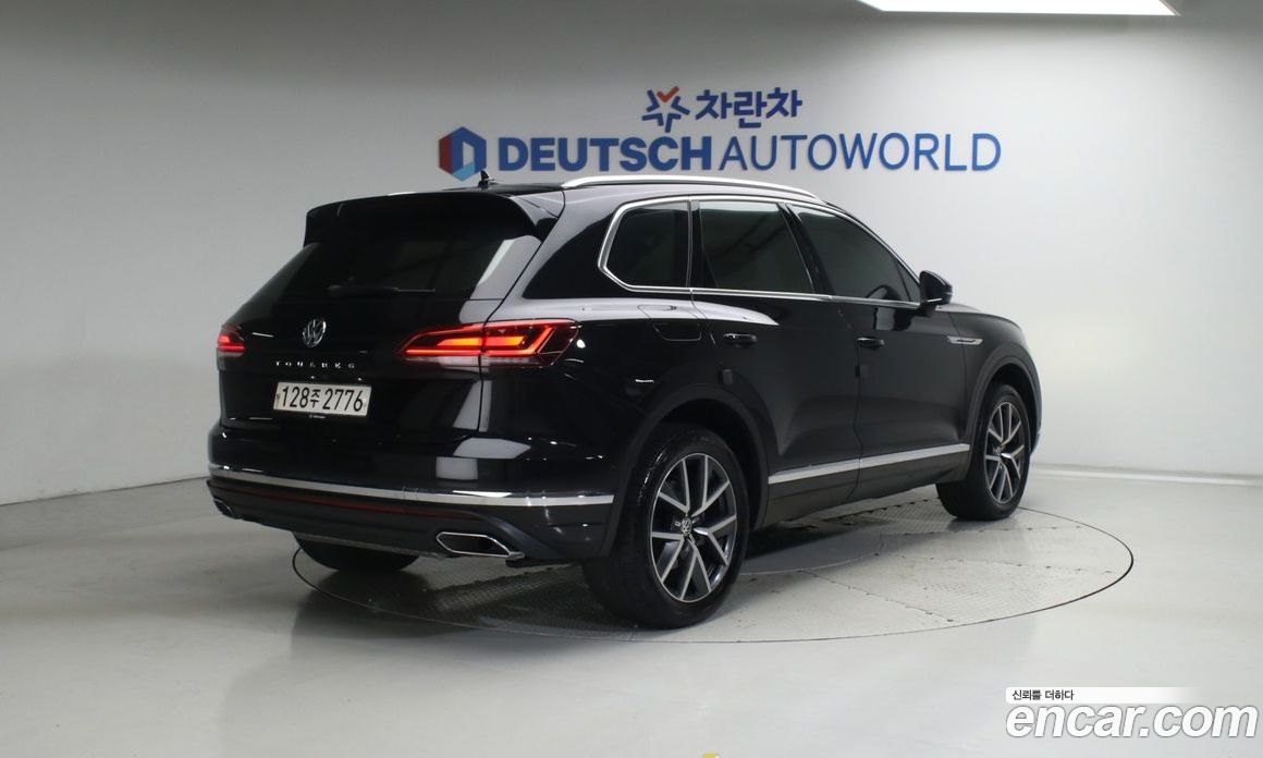 Volkswagen Touareg 3rd Gen фото 2