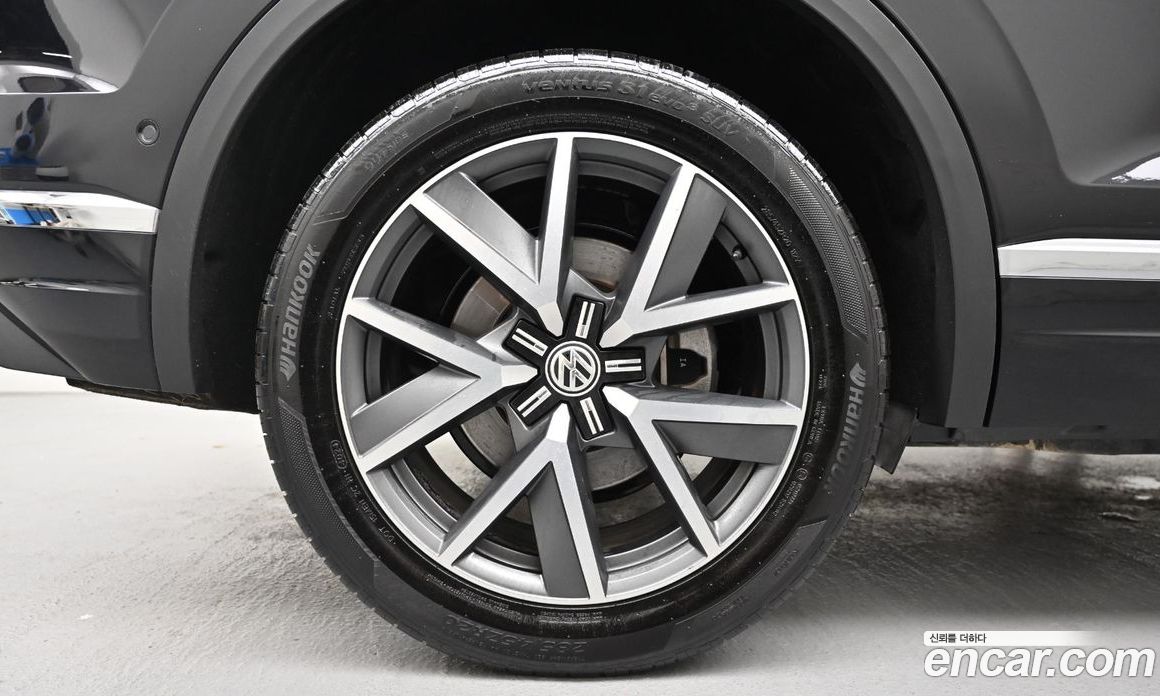 Volkswagen Touareg 3rd Gen фото 5