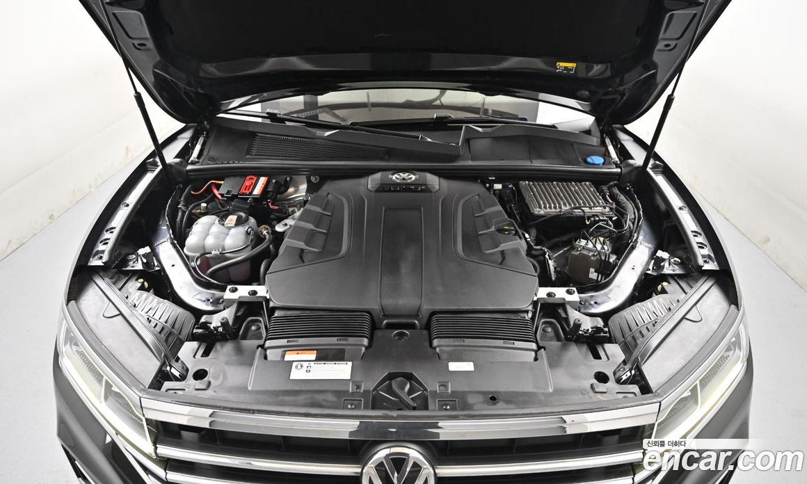 Volkswagen Touareg 3rd Gen фото 6