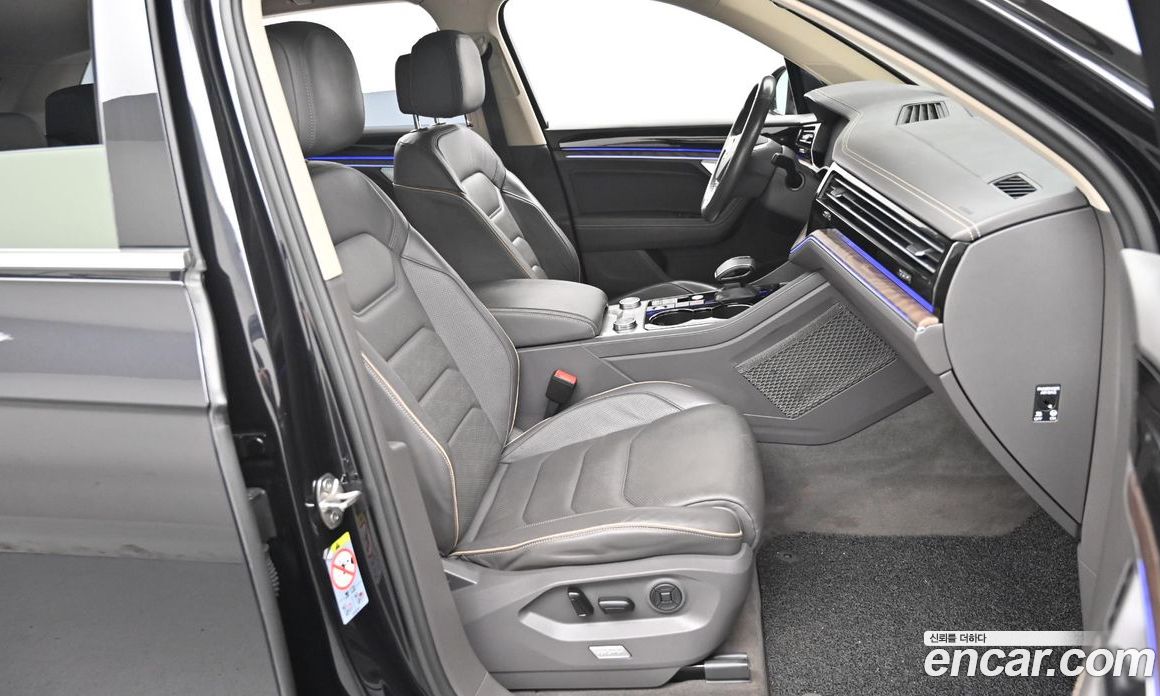 Volkswagen Touareg 3rd Gen фото 10