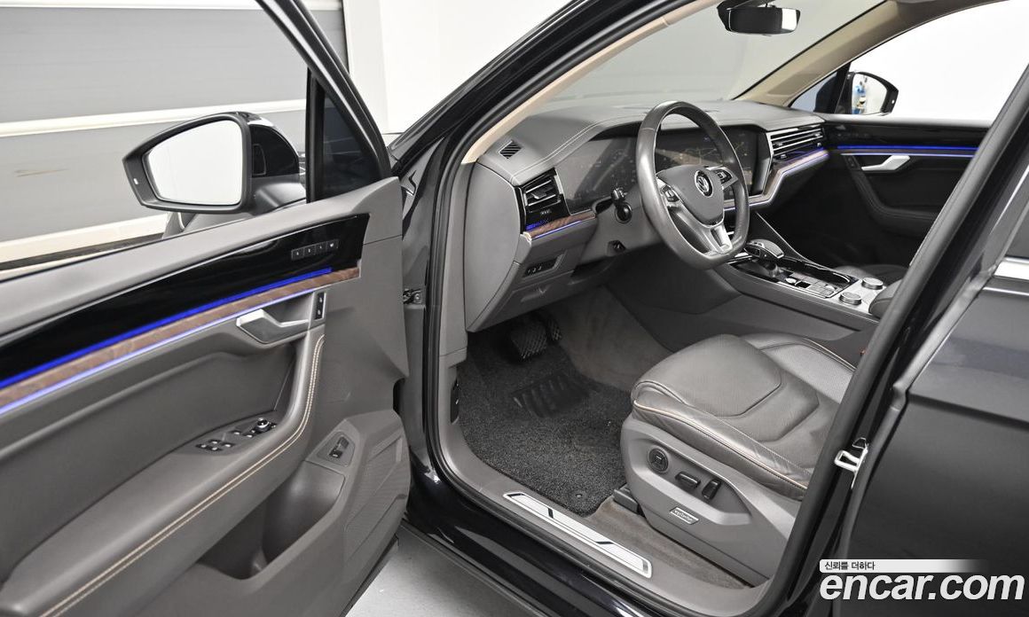 Volkswagen Touareg 3rd Gen фото 11