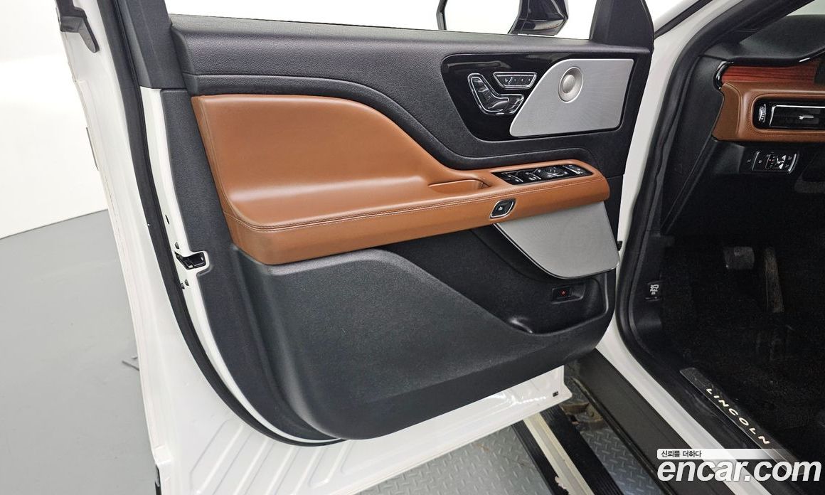Lincoln Aviator 2nd Gen фото 24