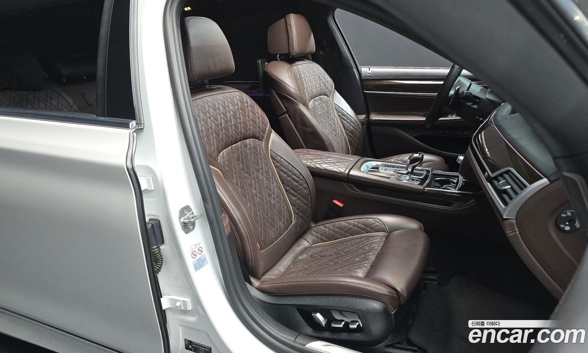 BMW 7-Series (G11) фото 12