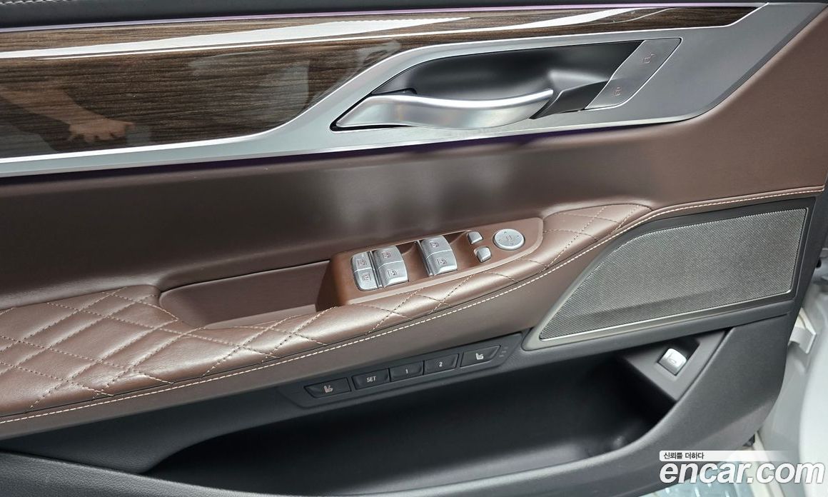 BMW 7-Series (G11) фото 16