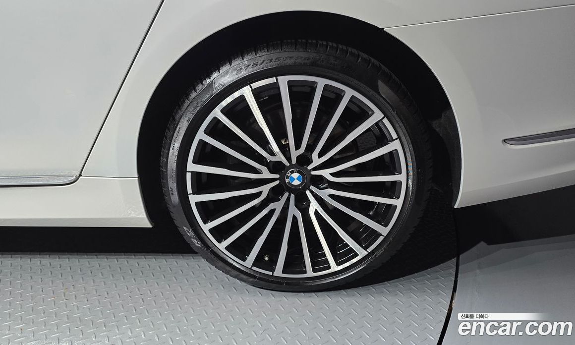 BMW 7-Series (G11) фото 21