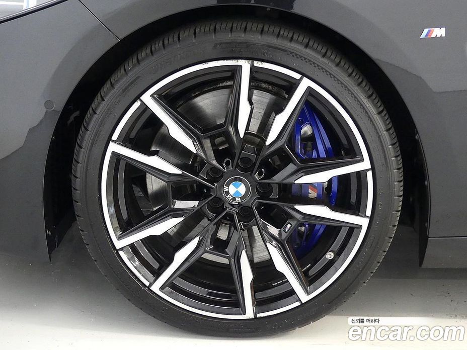 BMW 8-Series (G15) фото 19