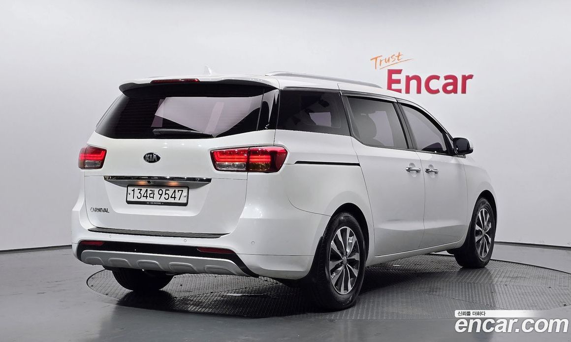 Kia Carnival 3rd Gen фото 2