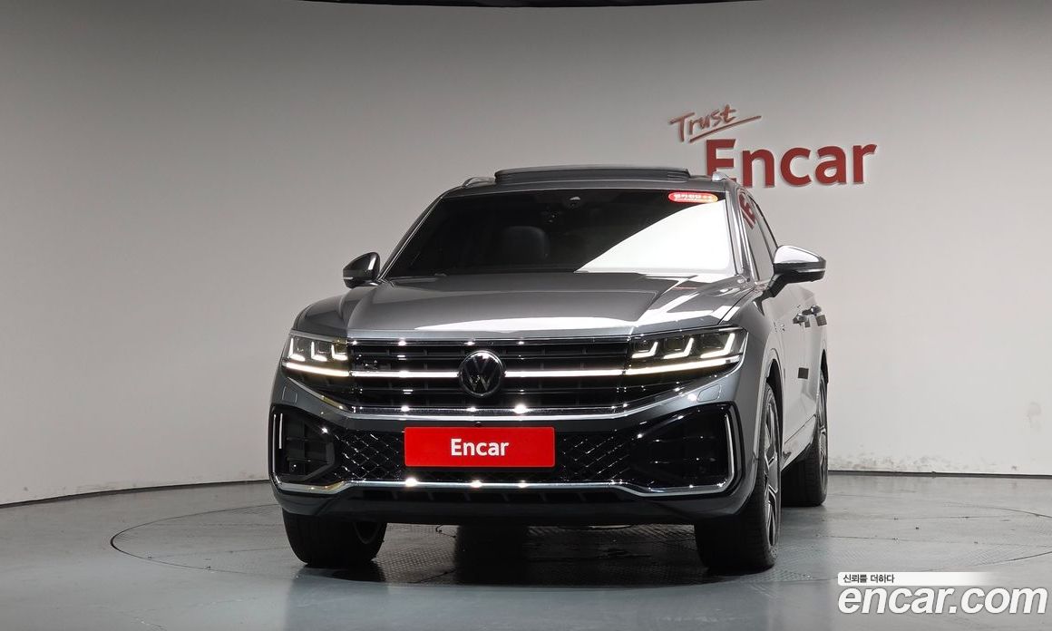 Volkswagen Touareg 3rd Gen фото 2