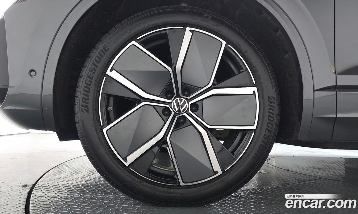 Volkswagen Touareg 3rd Gen фото 4