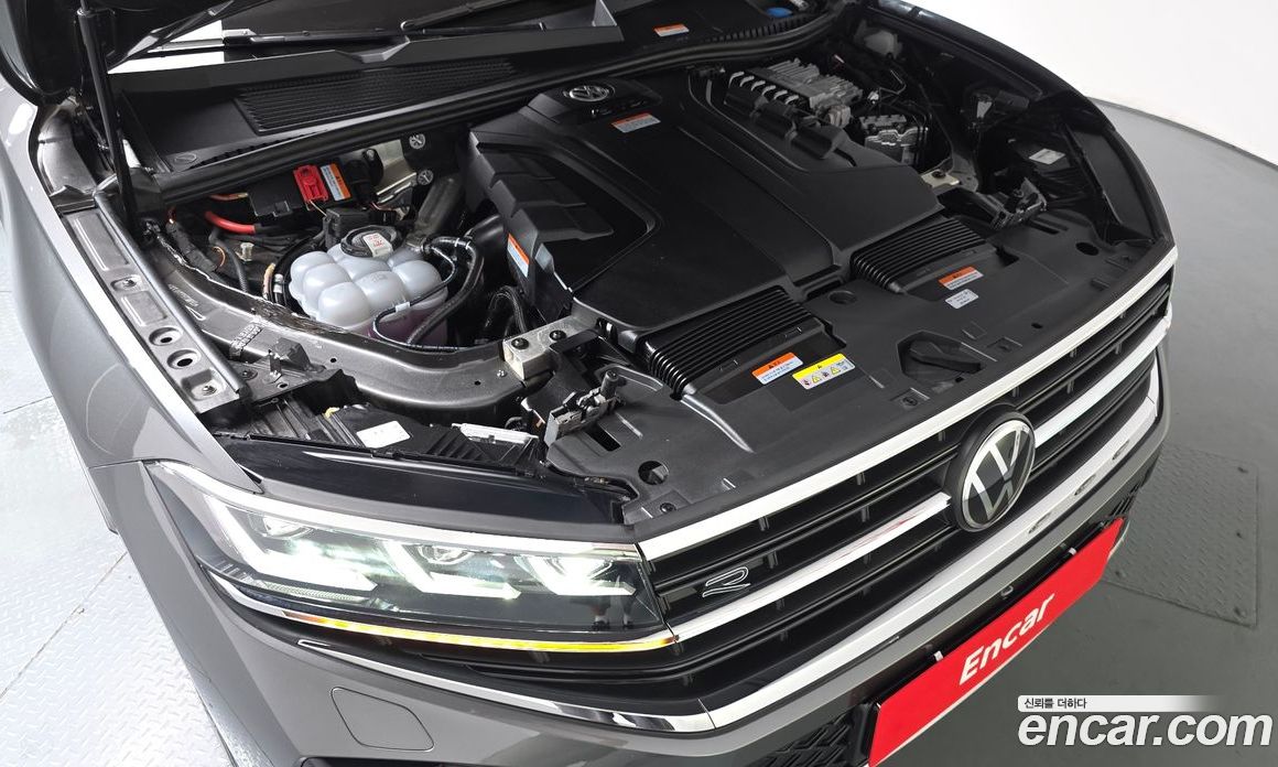 Volkswagen Touareg 3rd Gen фото 5