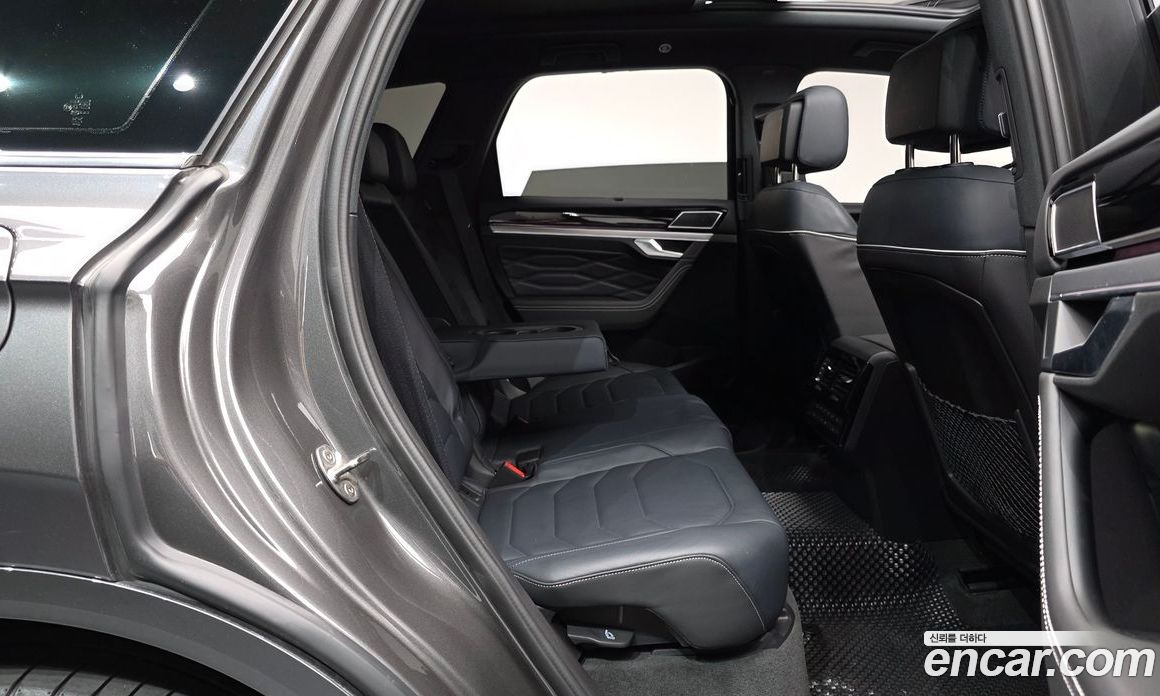 Volkswagen Touareg 3rd Gen фото 10