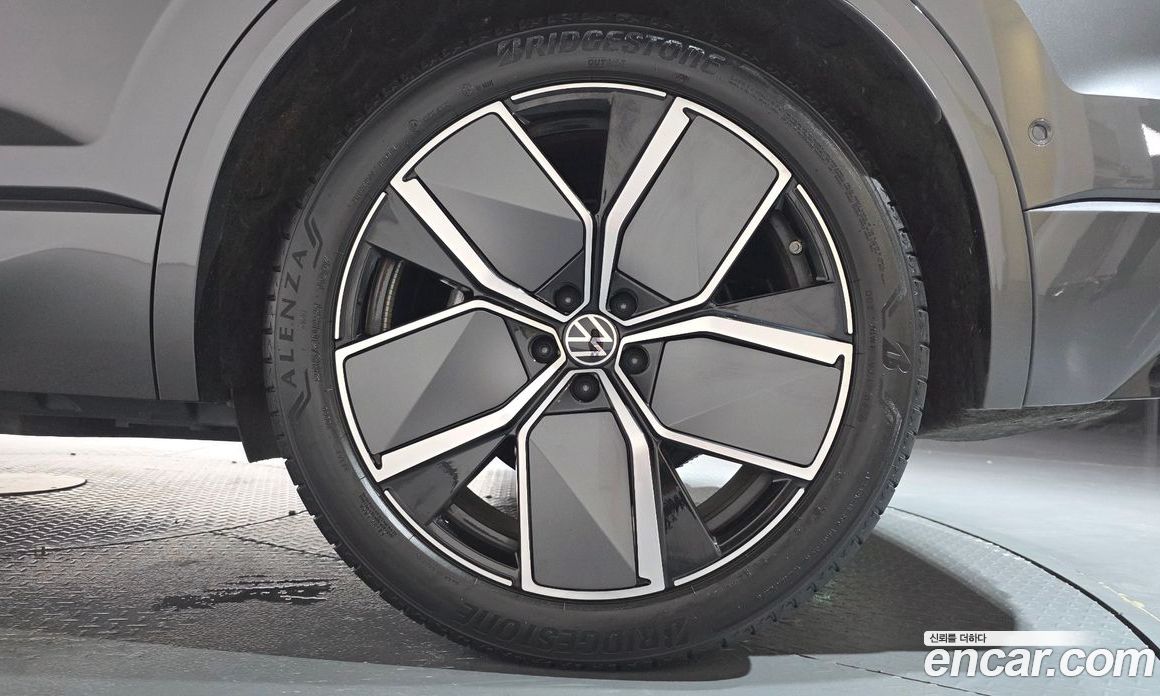 Volkswagen Touareg 3rd Gen фото 21