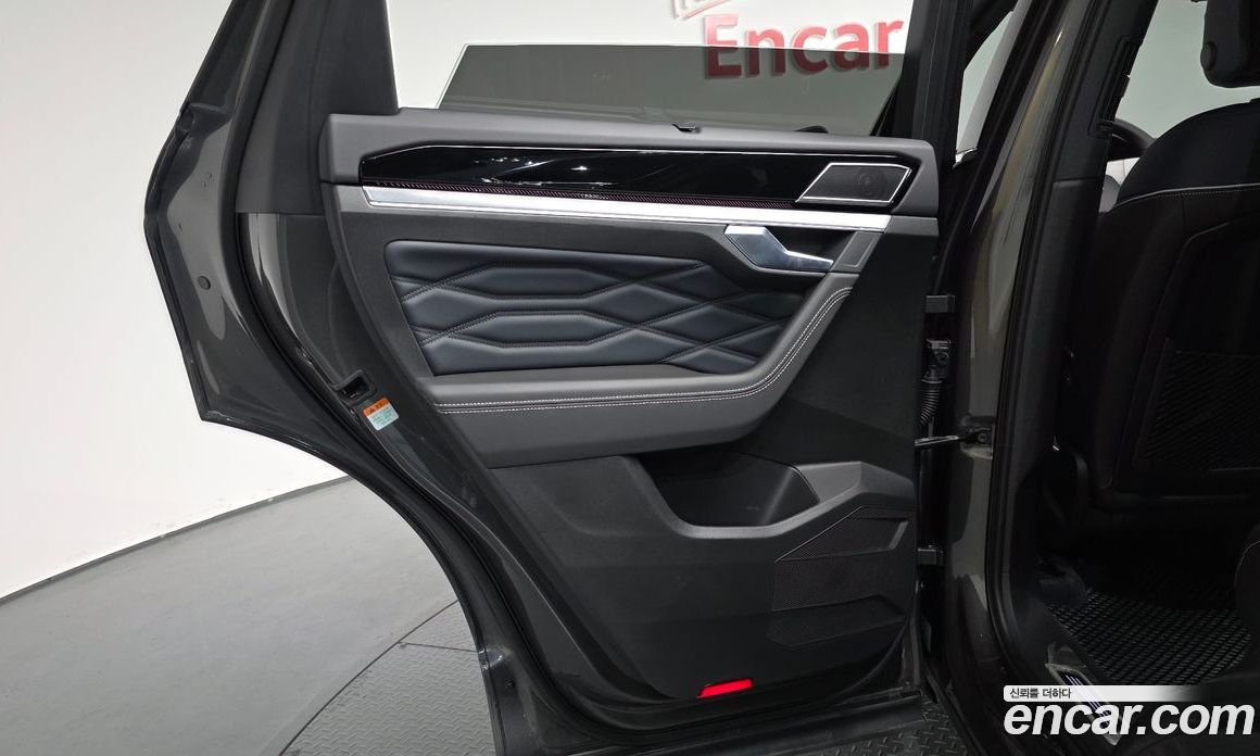 Volkswagen Touareg 3rd Gen фото 25