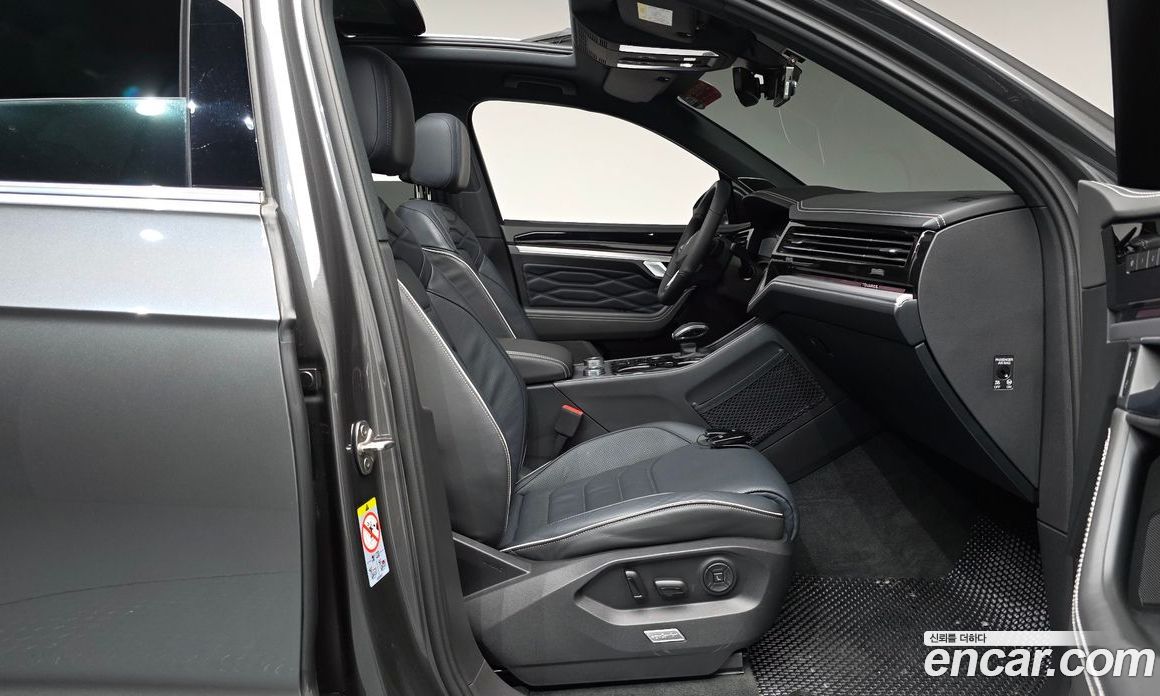 Volkswagen Touareg 3rd Gen фото 26