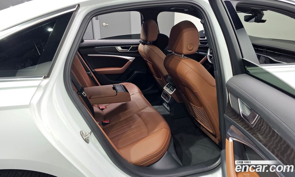 Audi A6 (C8) фото 11