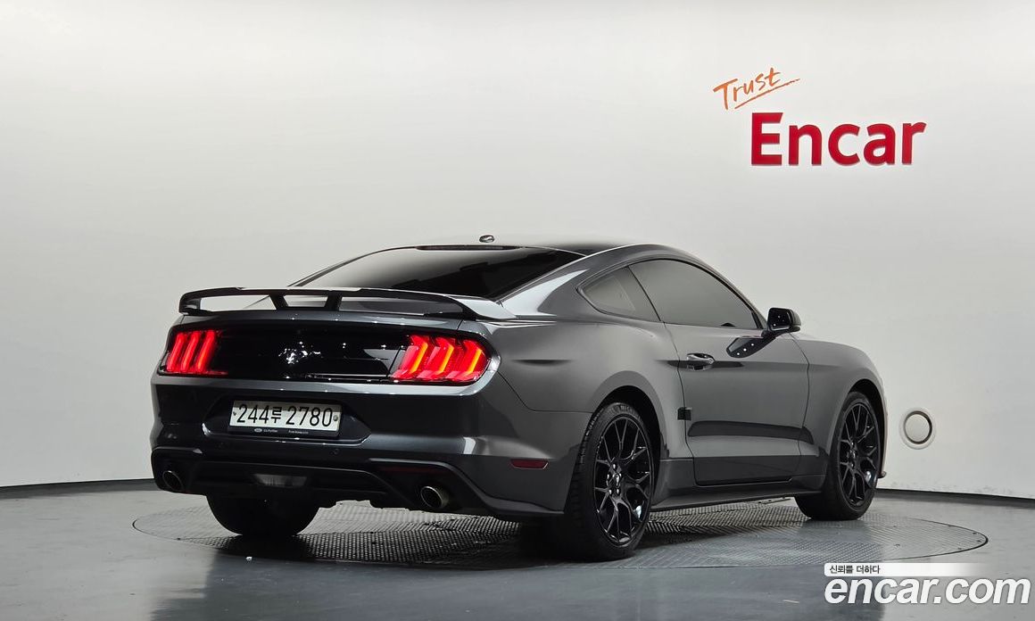 Ford Mustang фото 2