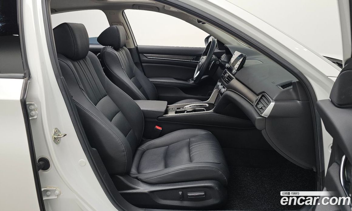 Honda Accord 10th Gen фото 11