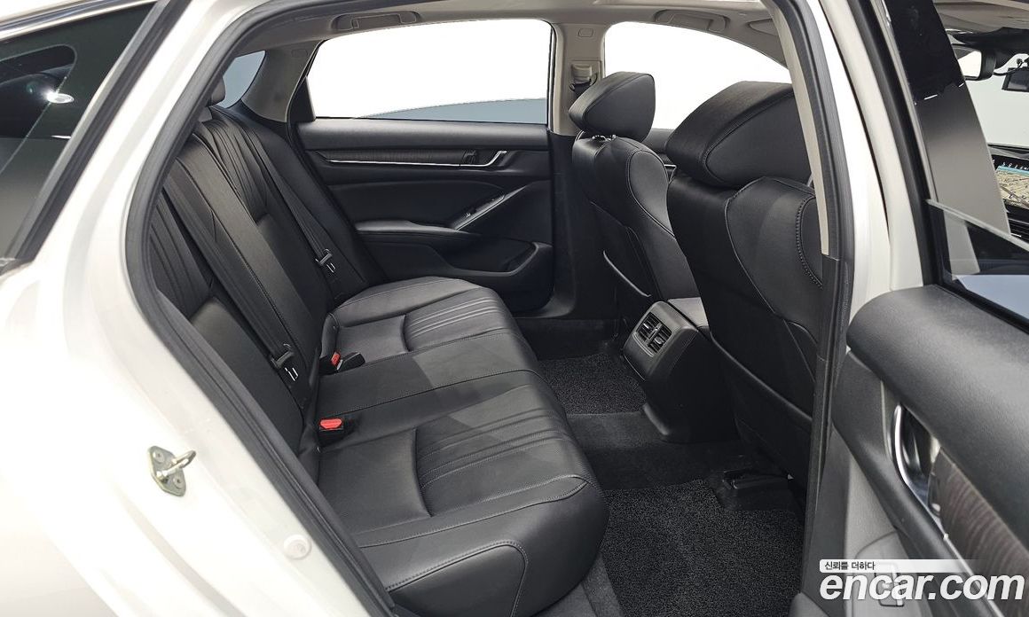 Honda Accord 10th Gen фото 12