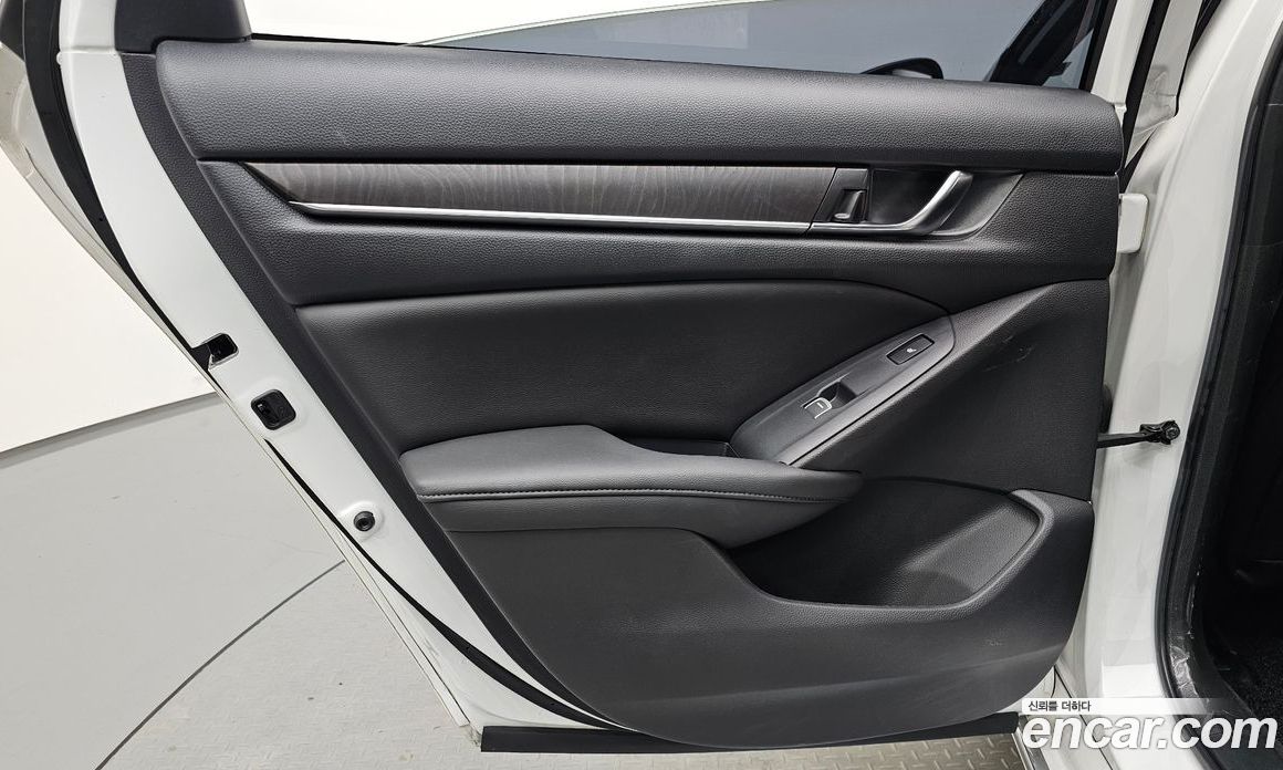 Honda Accord 10th Gen фото 26