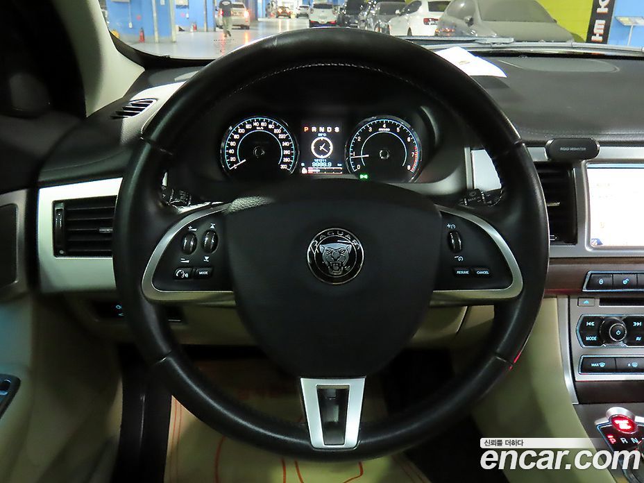 Jaguar XF New фото 11