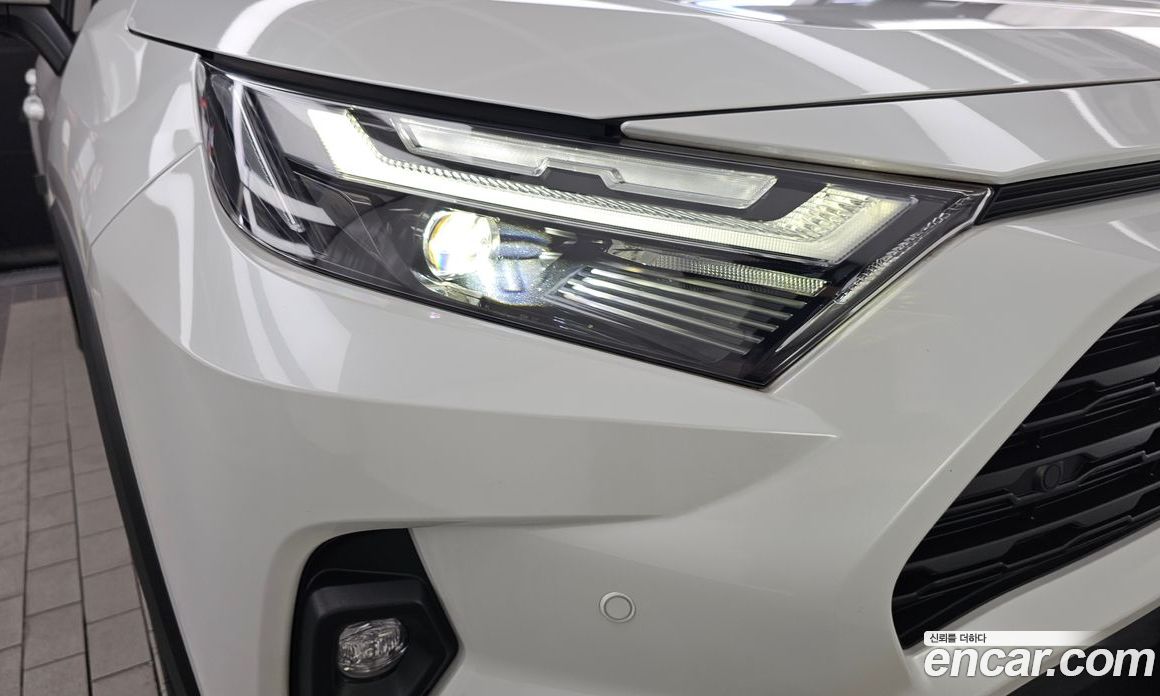 Toyota RAV4 5th Gen фото 22