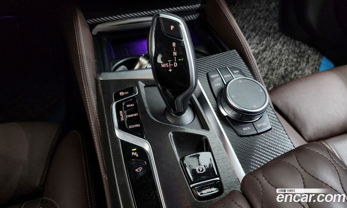 BMW 5-Series (G30) фото 9