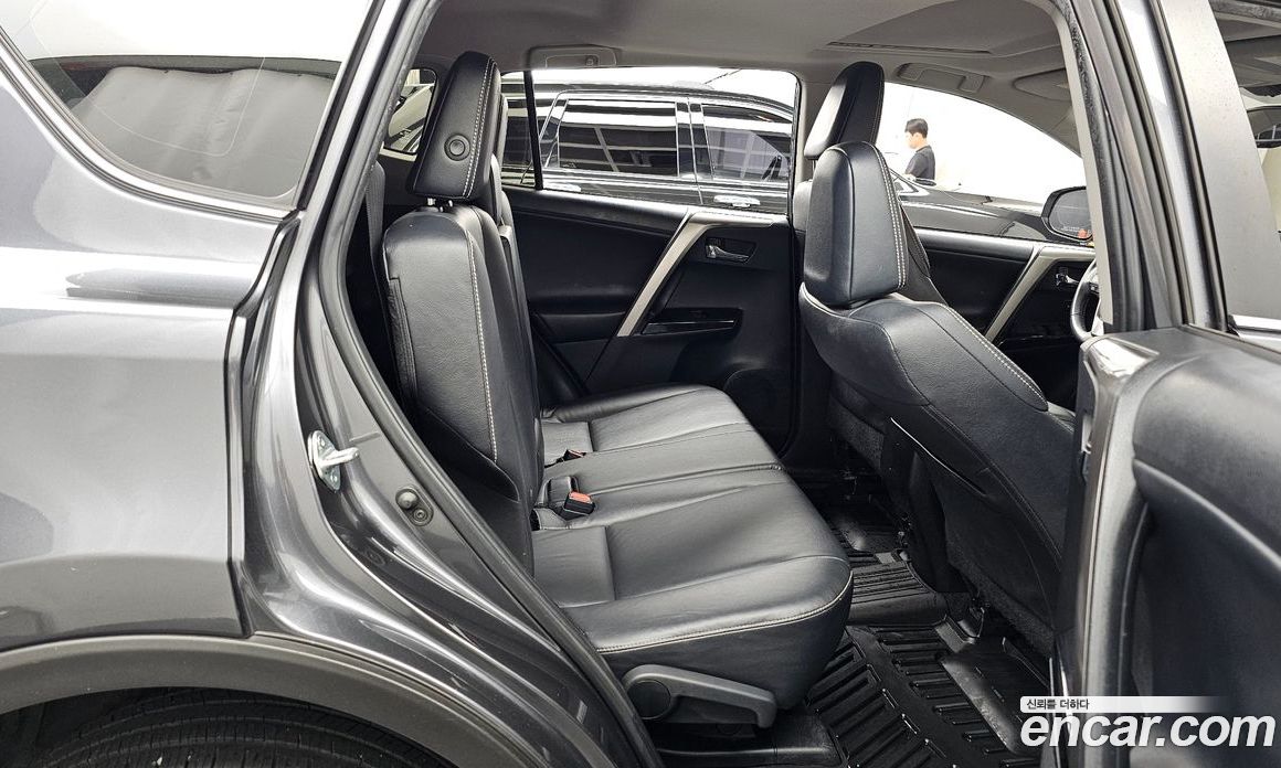 Toyota RAV4 4th Gen фото 12