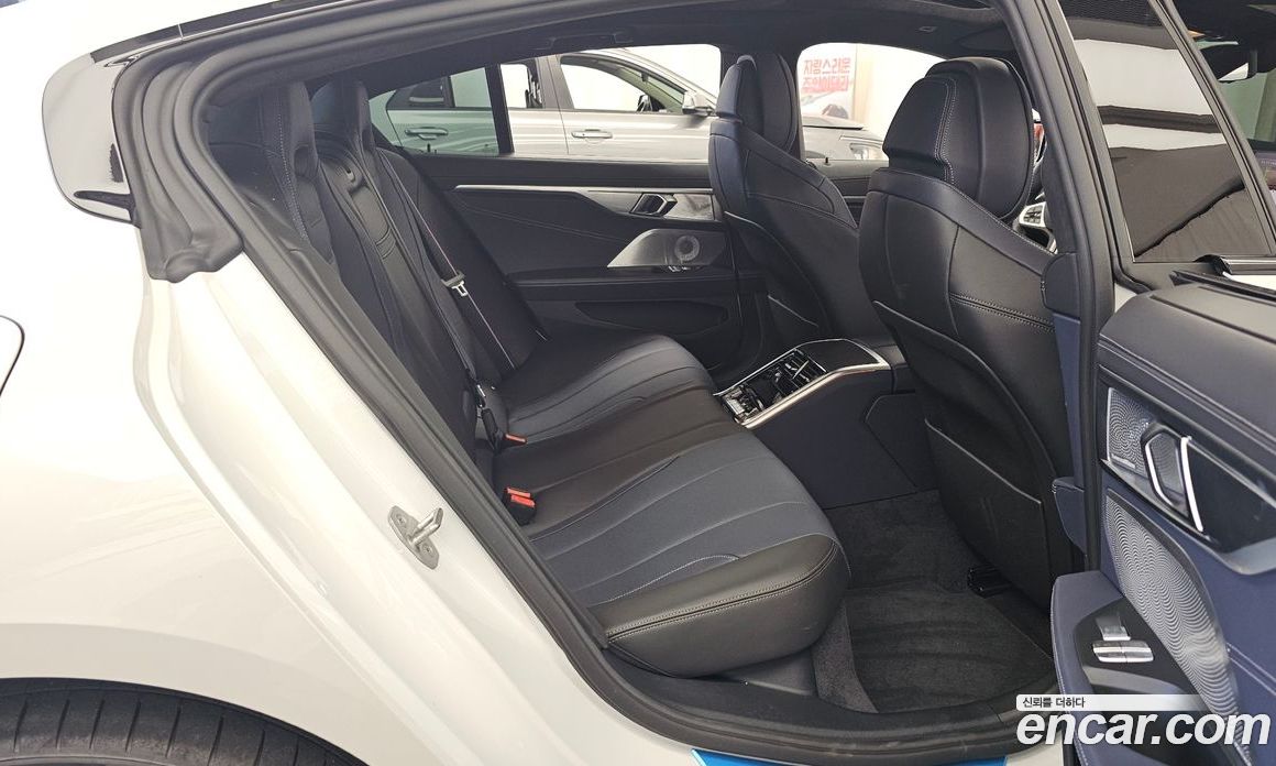 BMW 8-Series (G15) фото 12