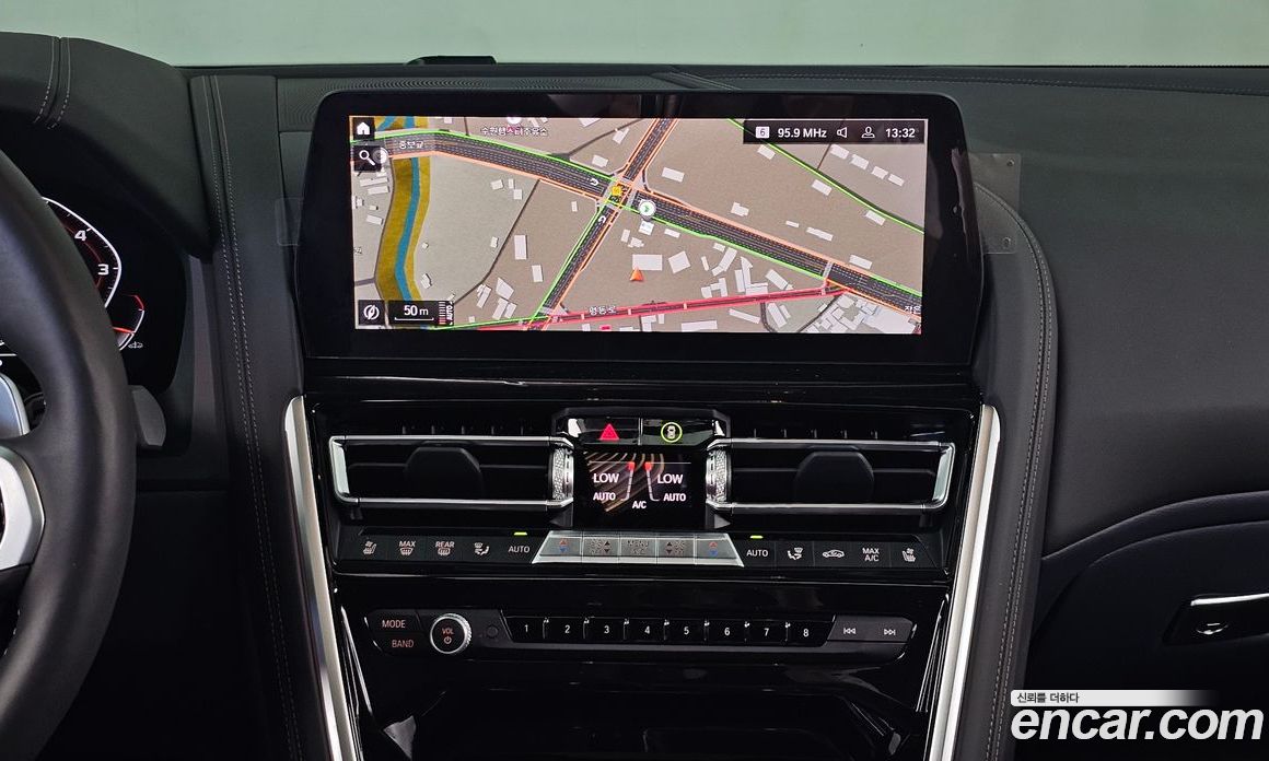 BMW 8-Series (G15) фото 14