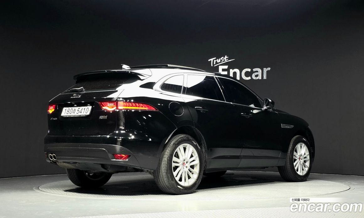 Jaguar F-PACE фото 2